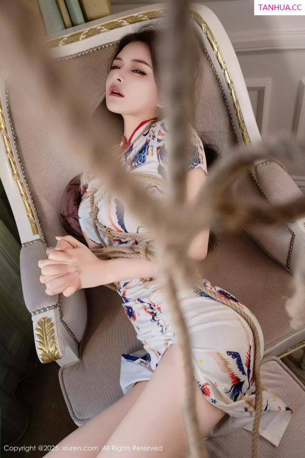   [XiuRen]高清写真图 2025.06.24 No.10452 灿宝 白色旗袍第69张图片